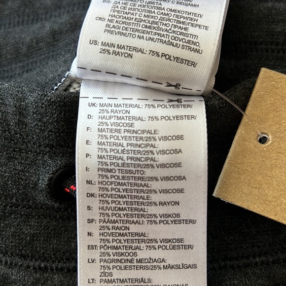 Adidas sports cropped sweatpants. - Picture 8 of 8